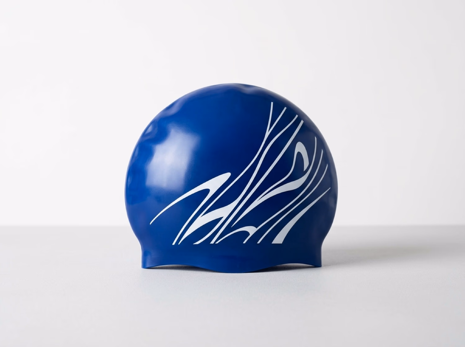 Royalblaue Silikon-Badekappe mit weißem Print, Studio-Produktfoto