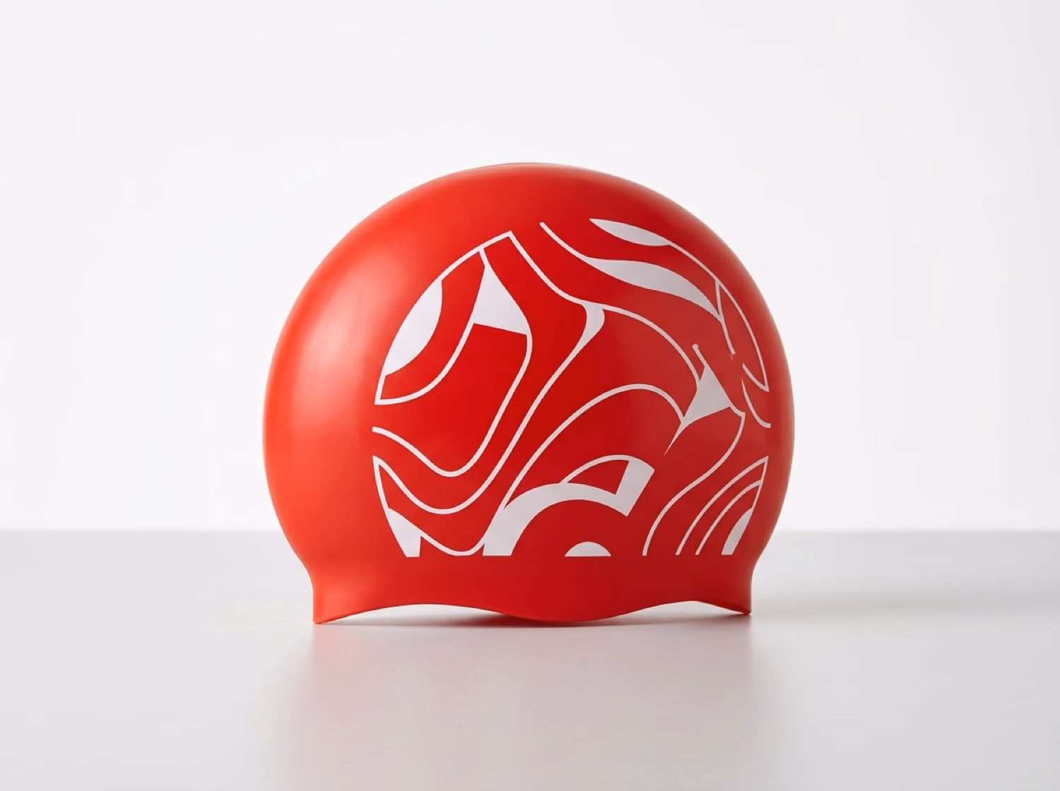 Rote Silikon-Volumen-Badekappe für lange Haare, Studio-Produktfoto